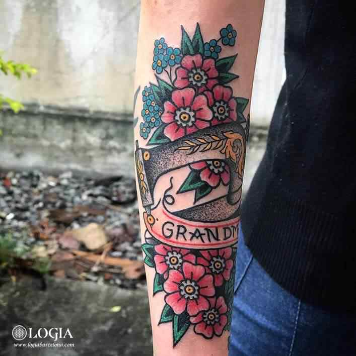 tatuaje-brazo-flores-maquinacoser-logia-barcelona-Laia    